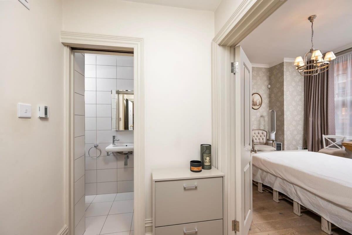 Charming Chelsea Studio Your Cozy Urban Retreat Londen Buitenkant foto